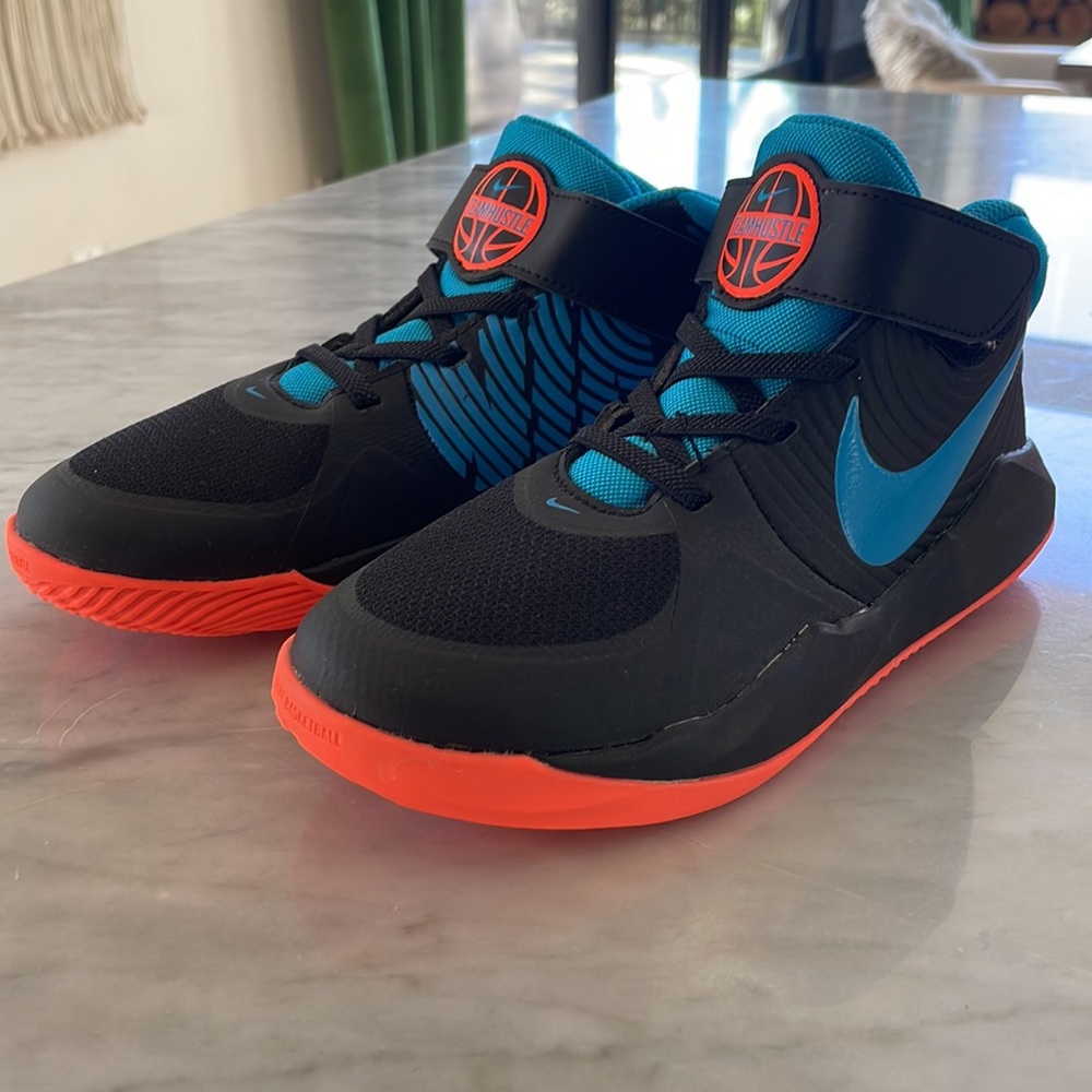 Nike Teamhustle Sneakers